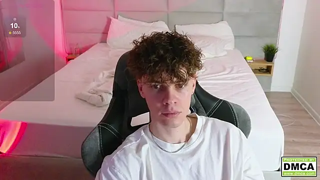Snapshot of cute_thomas chatting on February 2025 06:17:01 PM cute thomas online show from February 2025 06:17:01 PM