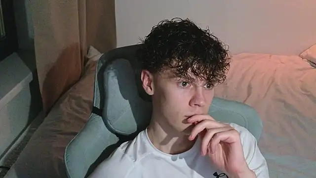 Snapshot of cute_thomas chatting on April 2026 08:32:02 PM cute thomas online show from April 2026 08:32:02 PM