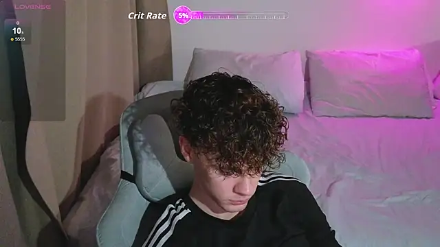 Snapshot of cute_thomas chatting on April 2026 05:46:01 PM cute thomas online show from April 2026 05:46:01 PM