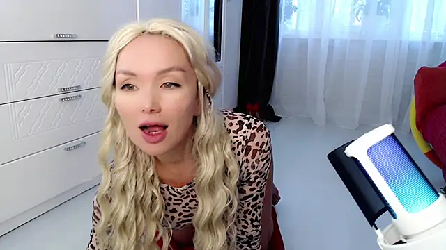 Snapshot of WhiteBunny chatting on October 2025 10:38:01 AM WhiteBunny online show from October 2025 10:38:01 AM