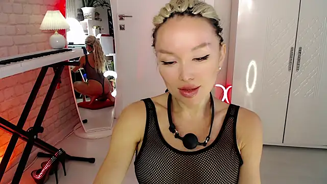 Snapshot of WhiteBunny chatting on November 2025 02:18:02 PM WhiteBunny online show from November 2025 02:18:02 PM