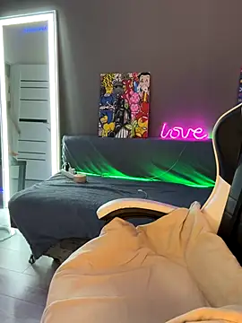 julia fly online show from October 2025 10:12:02 AM