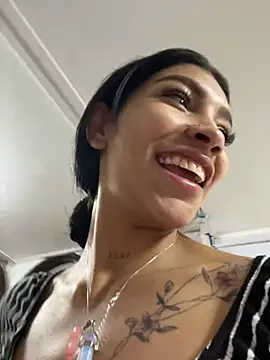 Snapshot of LauraAristizabal chatting on December 2024 01:27:02 PM LauraAristizabal online show from December 2024 01:27:02 PM