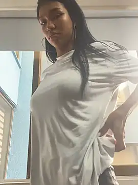 Snapshot of LauraAristizabal chatting on January 2025 07:29:02 PM LauraAristizabal online show from January 2025 07:29:02 PM