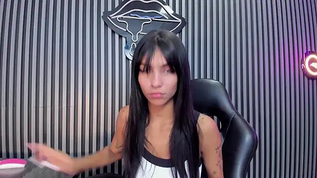 Snapshot of LauraAristizabal chatting on February 2025 07:21:01 PM LauraAristizabal online show from February 2025 07:21:01 PM