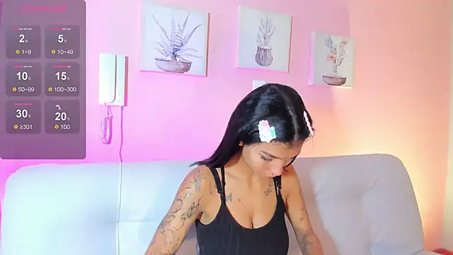 Snapshot of LauraAristizabal chatting on November 2025 01:00:01 PM LauraAristizabal online show from November 2025 01:00:01 PM