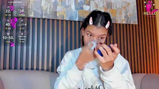 Snapshot of LauraAristizabal chatting on November 2025 12:34:01 PM LauraAristizabal online show from November 2025 12:34:01 PM