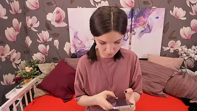 Snapshot of MelaniGrand chatting on February 2025 09:39:02 AM MelaniGrand online show from February 2025 09:39:02 AM