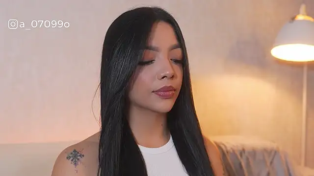 sarah hiill online show from December 2025 12:00:01 PM