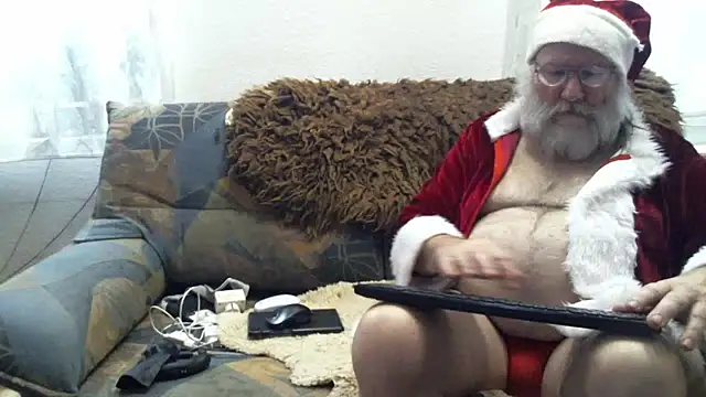 Snapshot of SexySantaC chatting on December 2024 07:01:01 PM SexySantaC online show from December 2024 07:01:01 PM