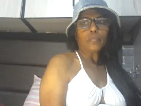 Snapshot of MsAttitude chatting on April 2026 07:33:01 AM MsAttitude online show from April 2026 07:33:01 AM