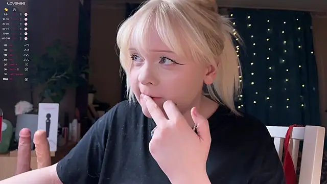 Snapshot of LisaLaas chatting on March 2026 10:04:02 PM LisaLaas online show from March 2026 10:04:02 PM