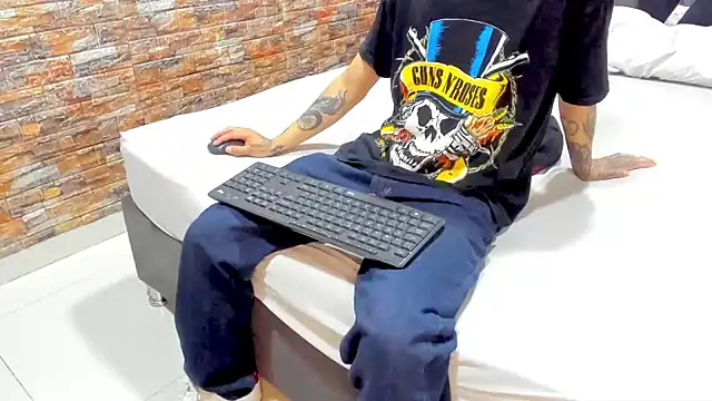Snapshot of AcidMilo chatting on December 2024 11:22:01 AM AcidMilo online show from December 2024 11:22:01 AM