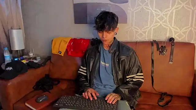 Snapshot of AcidMilo chatting on December 2024 11:40:02 AM AcidMilo online show from December 2024 11:40:02 AM