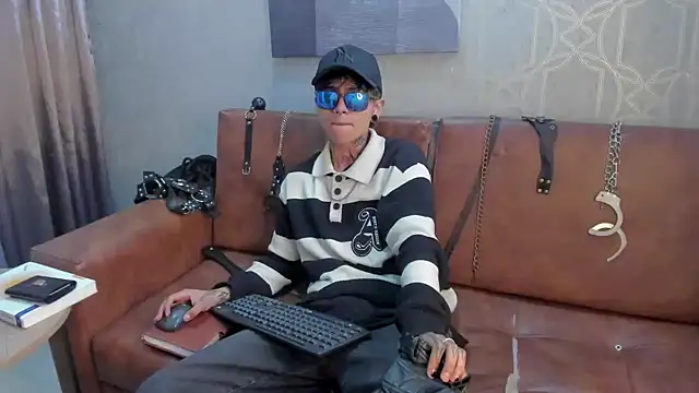 Snapshot of AcidMilo chatting on December 2024 01:02:02 PM AcidMilo online show from December 2024 01:02:02 PM