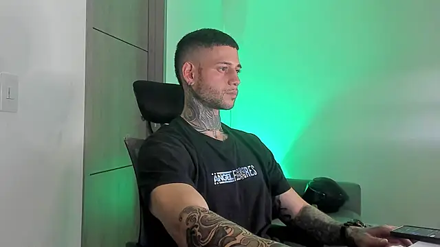  jamesleandros1 online show from May 2026 01:56:02 AM