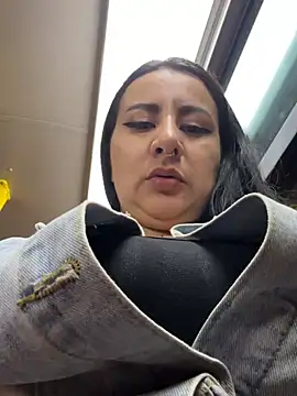 Abril Luv online show from April 2026 12:24:02 AM