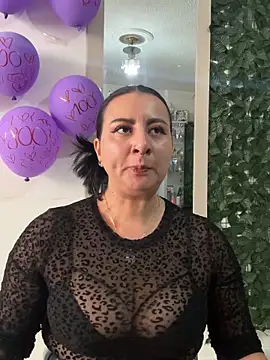 Abril Luv online show from May 2026 01:27:01 PM