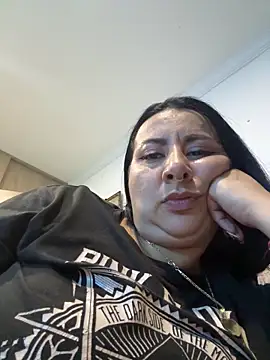 Abril Luv online show from May 2026 02:07:01 AM
