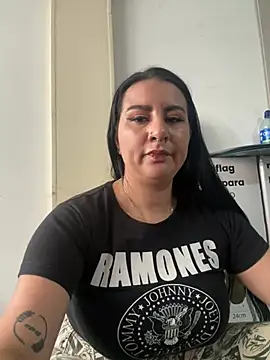 Abril Luv online show from June 2026 01:32:01 PM