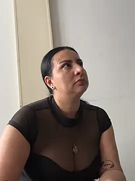 Abril Luv online show from August 2026 01:14:01 PM