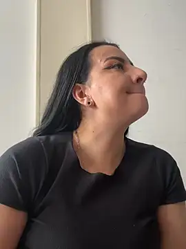 Abril Luv online show from August 2026 01:25:02 PM