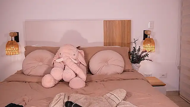 wandathompson  online show from February 2026 11:06:02 AM