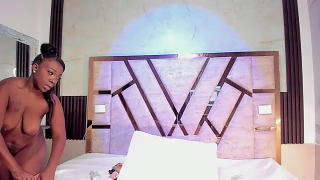 Athenea Mills online show from December 2025 06:49:01 PM