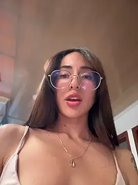 Snapshot of lauravasquez chatting on January 2025 09:05:02 PM lauravasquez online show from January 2025 09:05:02 PM