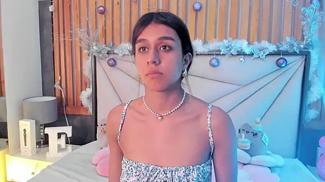 Snapshot of Emiily_Scott1 chatting on December 2024 08:44:01 PM Emiily Scott1 online show from December 2024 08:44:01 PM