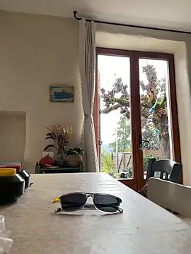 Snapshot of la_chiennete chatting on November 2025 12:29:02 PM la chiennete online show from November 2025 12:29:02 PM