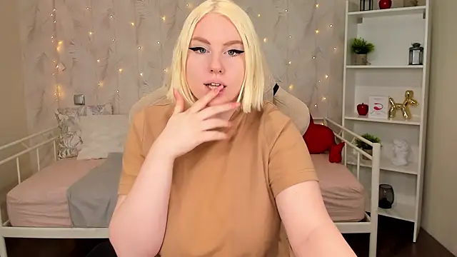 Snapshot of art_lovee chatting on January 2025 01:08:01 AM art lovee online show from January 2025 01:08:01 AM