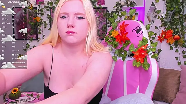 Snapshot of art_lovee chatting on October 2025 02:14:02 AM art lovee online show from October 2025 02:14:02 AM