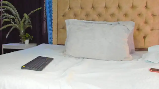 KeryHillson online show from December 2024 12:33:02 PM