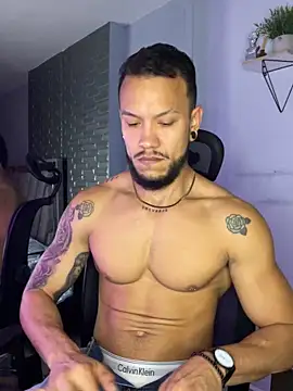 ARON TAYLER01 online show from November 2025 10:26:02 AM