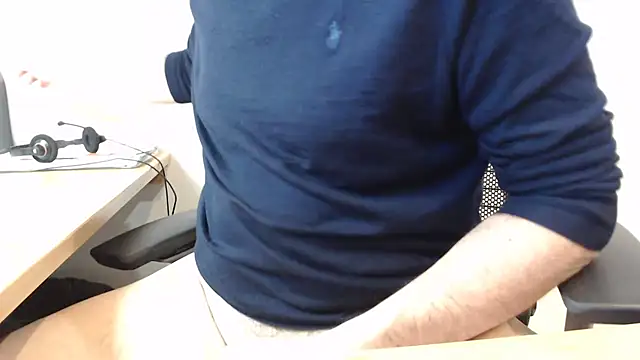 Snapshot of 3lr0nde chatting on April 2026 08:42:02 AM 3lr0nde online show from April 2026 08:42:02 AM