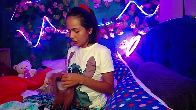 Snapshot of Samara_Beltran chatting on December 2024 08:44:01 AM Samara Beltran online show from December 2024 08:44:01 AM