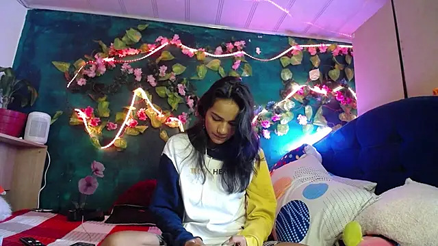 Snapshot of Samara_Beltran chatting on January 2025 09:57:01 PM Samara Beltran online show from January 2025 09:57:01 PM