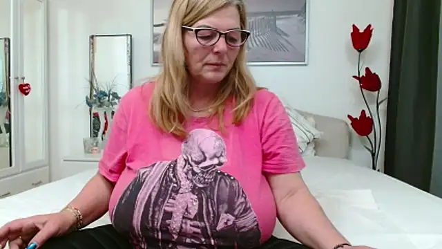 Snapshot of YulliaMilf chatting on March 2026 03:51:01 PM YulliaMilf online show from March 2026 03:51:01 PM