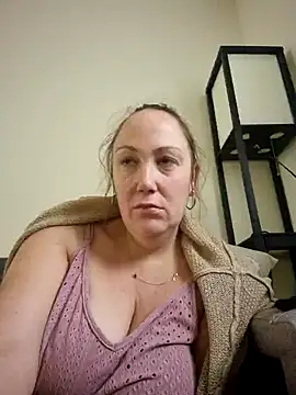 Snapshot of Wisie_Cutie chatting on December 2024 01:03:01 PM Wisie Cutie online show from December 2024 01:03:01 PM