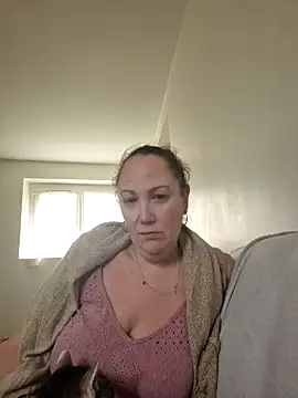 Snapshot of Wisie_Cutie chatting on December 2024 01:49:01 PM Wisie Cutie online show from December 2024 01:49:01 PM
