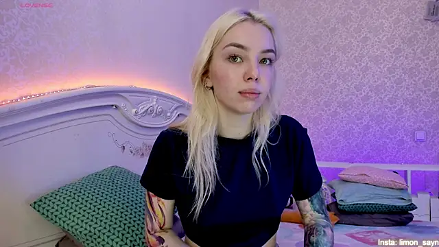 Snapshot of LillyMoure_ chatting on December 2024 12:52:02 AM LillyMoure online show from December 2024 12:52:02 AM