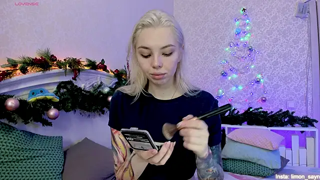 Snapshot of LillyMoure_ chatting on January 2025 02:11:02 AM LillyMoure online show from January 2025 02:11:02 AM