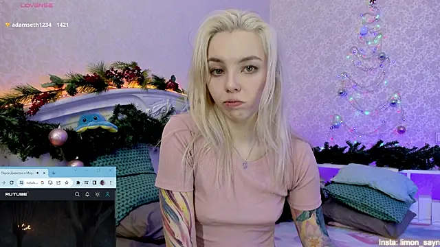 Snapshot of LillyMoure_ chatting on January 2025 04:18:01 AM LillyMoure online show from January 2025 04:18:01 AM