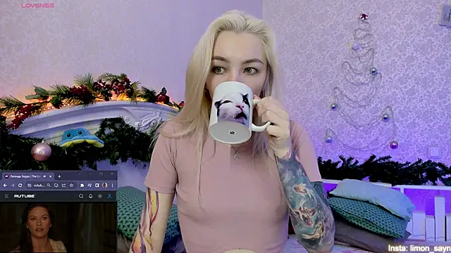Snapshot of LillyMoure_ chatting on January 2025 12:09:01 AM LillyMoure online show from January 2025 12:09:01 AM