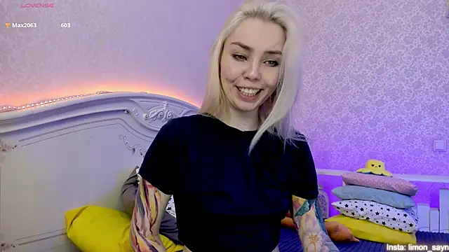 Snapshot of LillyMoure_ chatting on January 2025 02:47:01 AM LillyMoure online show from January 2025 02:47:01 AM