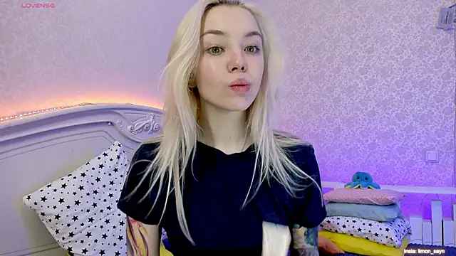 Snapshot of LillyMoure_ chatting on January 2025 11:58:01 PM LillyMoure online show from January 2025 11:58:01 PM