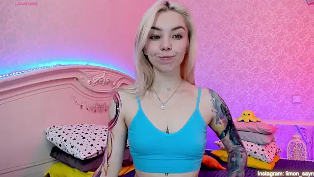 Snapshot of LillyMoure_ chatting on January 2025 11:55:02 PM LillyMoure online show from January 2025 11:55:02 PM