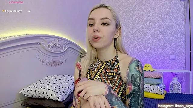Snapshot of LillyMoure_ chatting on February 2025 12:13:01 AM LillyMoure online show from February 2025 12:13:01 AM