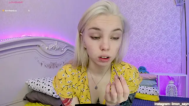 Snapshot of LillyMoure_ chatting on February 2025 12:15:01 AM LillyMoure online show from February 2025 12:15:01 AM
